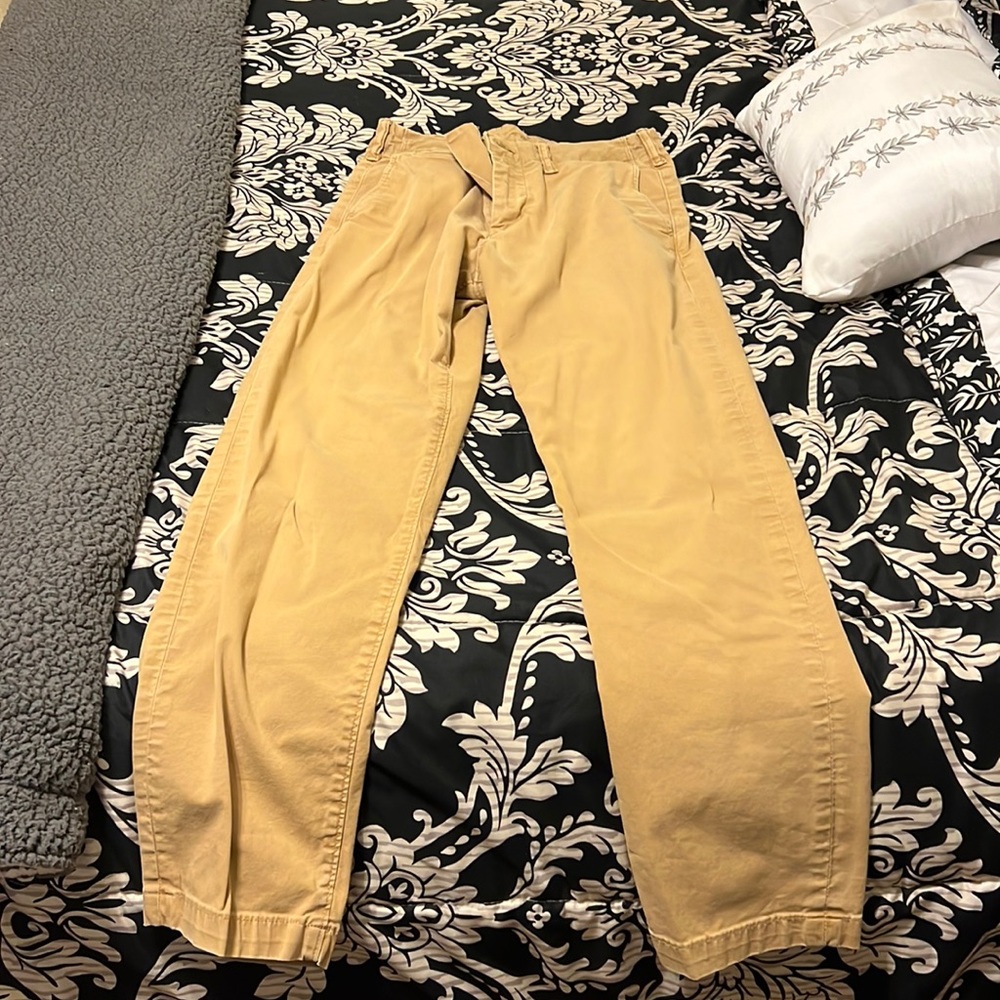 Men’s American eagle khakis, 30x32, good condition, no rips.